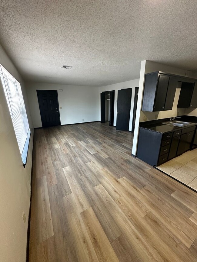 Building Photo - 320 S Wyandotte Ave