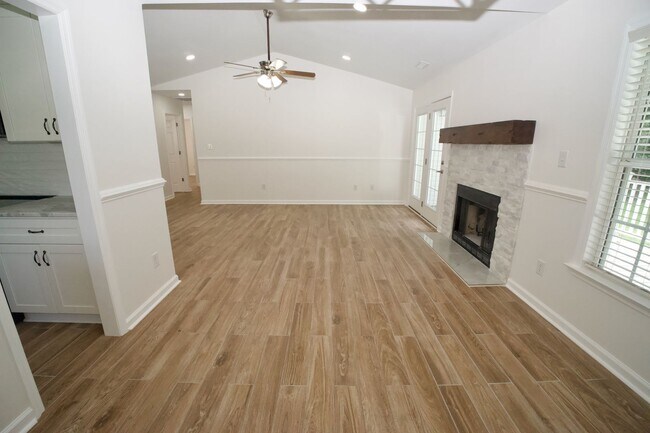 Foto del edificio - 210 Hayden Pl