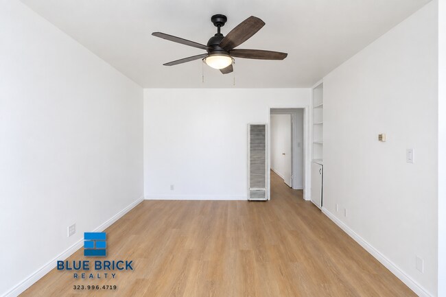 Building Photo - 12805 Vanowen St