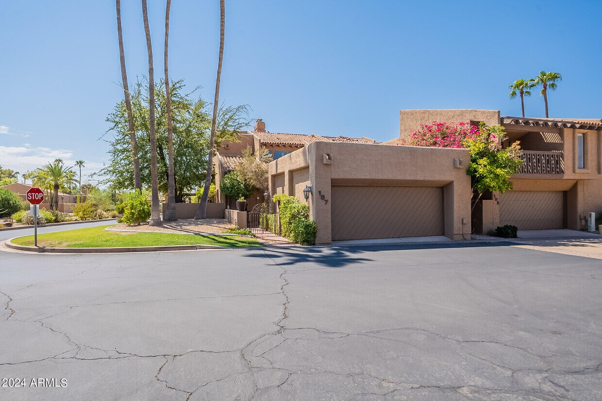 Primary Photo - 4446 E Camelback Rd