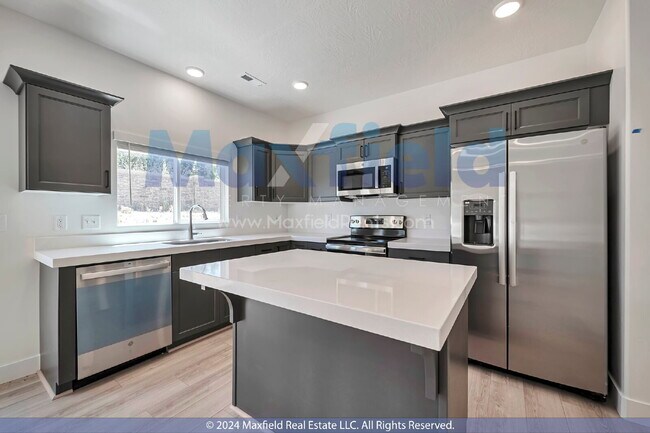 Foto del edificio - Beautiful Interior Townhouse - 3BD 3BA 2GA