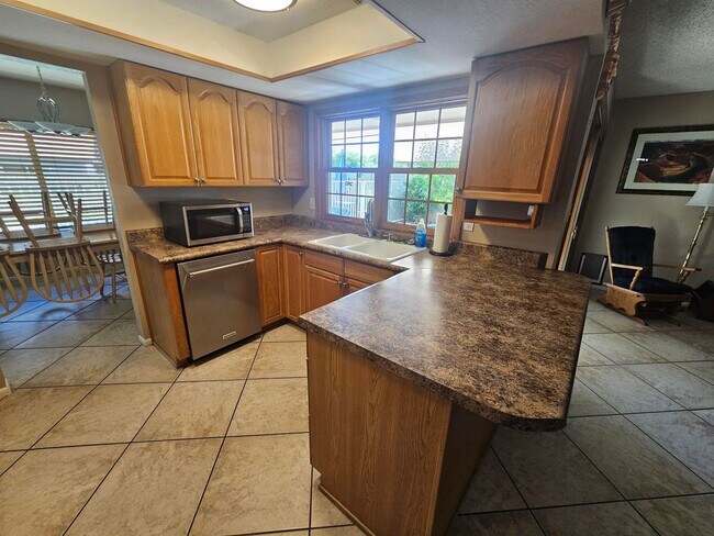 Building Photo - 3 Bedroom 2 Bath Furnished Home