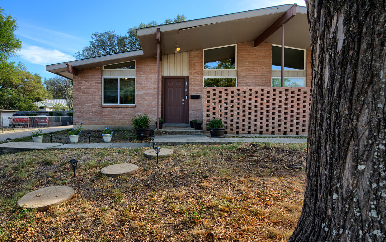 Primary Photo - 3218 Urban Crest Dr