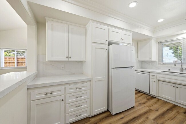 Foto del edificio - Beautifully Updated 3 Bedroom Home in Desired Costa Mesa Location