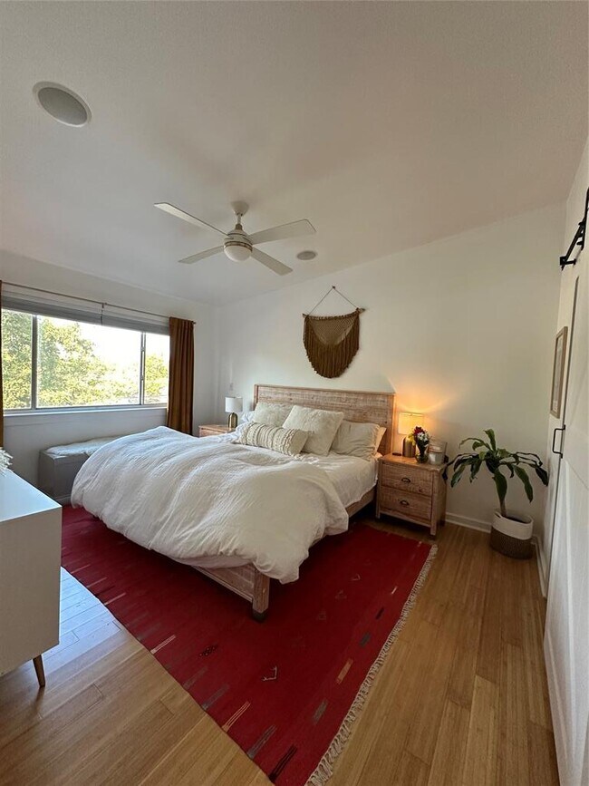 Foto del edificio - 2200 Dickson Dr