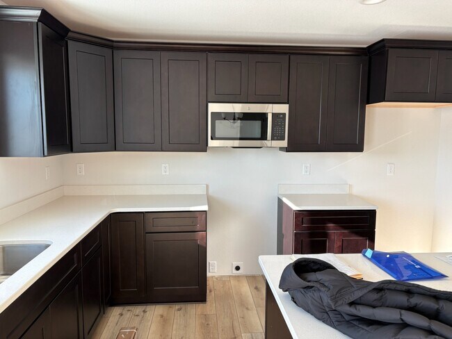 Building Photo - 664 E Blf Cir