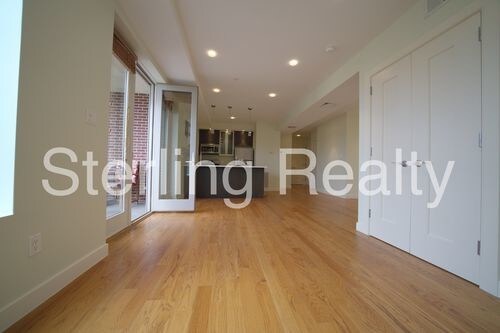 Building Photo - 2740 Hoyt Ave S