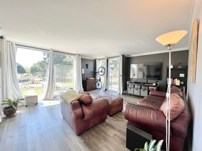 Building Photo - 2 Bed, 2 Bath Condo Near Retro Row!