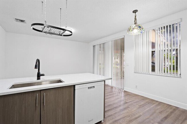 Foto del edificio - 11001 Palm Ridge Ln