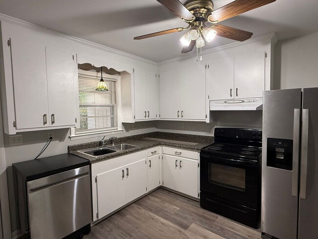 Building Photo - 2BR Duplex with Washer/Dryer + Fresh Updates + Lawn care included