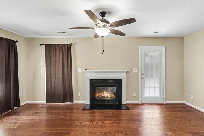Foto del edificio - $2,295/Month | 3 Bed | 2.5 Bath | End-Unit Townhome in Belmont at Carmel Church | New HVAC | Wood...
