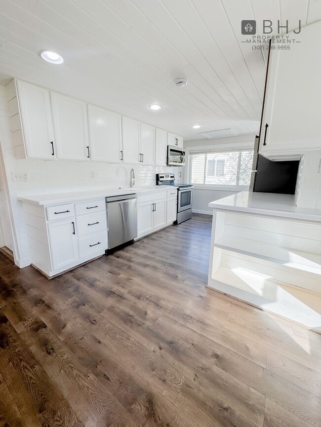 Building Photo - DOG FRIENDLY, 3 BED/ 1.5 BATH SINGLE FAMIL...