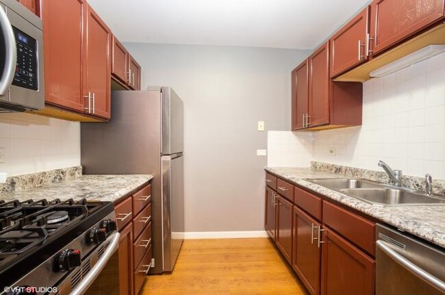 Building Photo - 226 Shorewood Dr