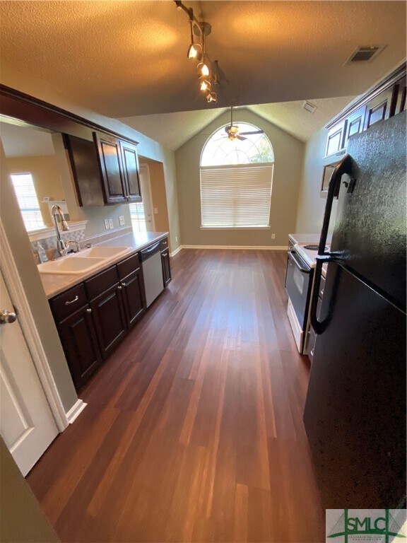 Foto del edificio - 144 West Tisbury Lane