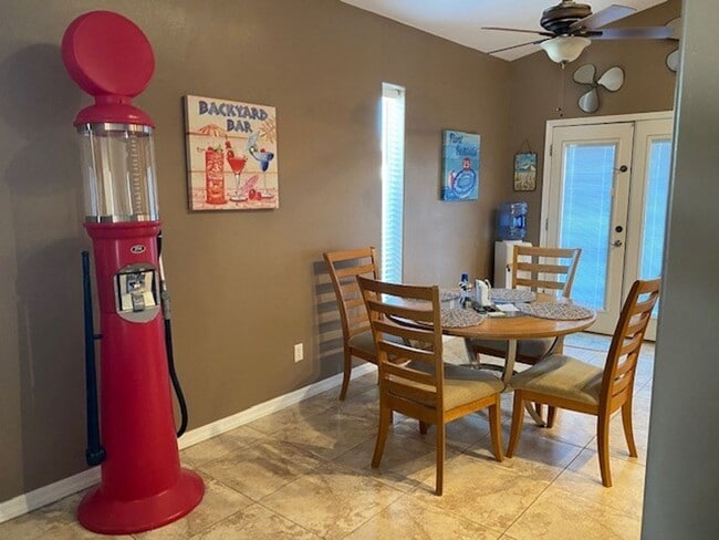 Building Photo - 3Bedroom, Pool, Fully furnished. 1block to...