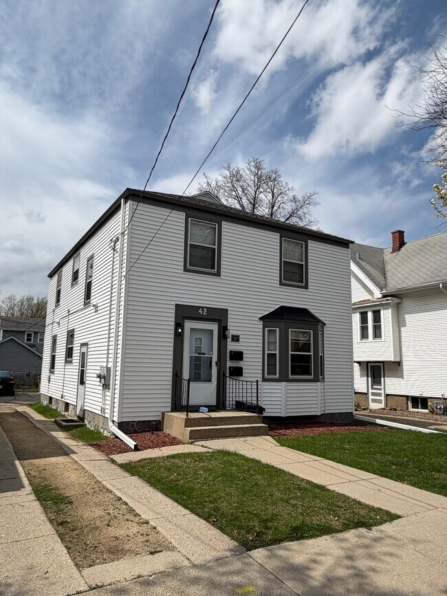 Building Photo - 42 Waubesa St