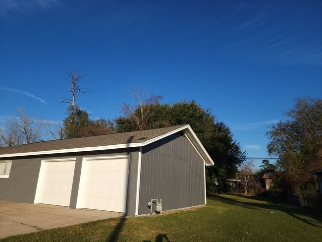 Building Photo - Freshly Renovated Home with Modern Finishes