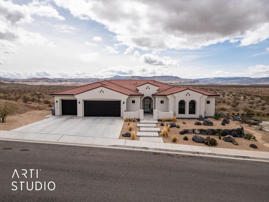 Primary Photo - Beautiful 6 Bedroom 4.5 Bathroom Home in D...