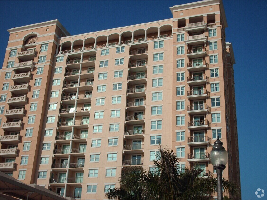 Renaissance Condominiums Apartments in Sarasota, FL