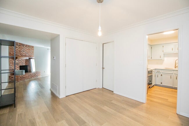 Building Photo - 2217 N Crossover Rd