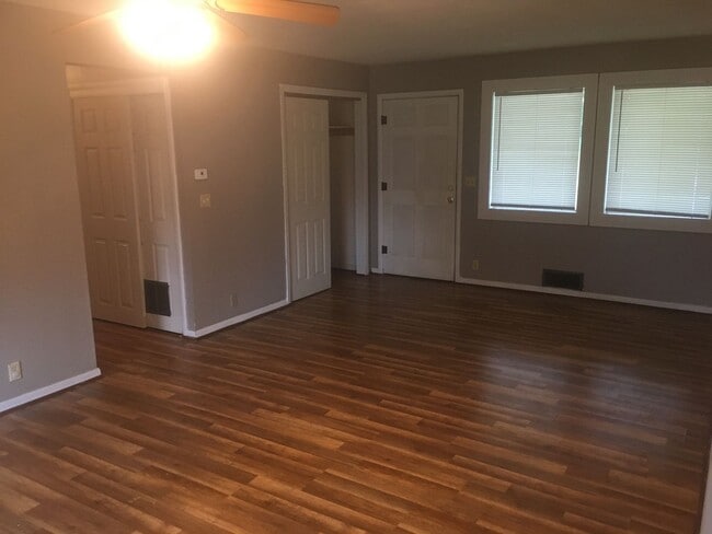 Building Photo - 3 Bedroom / 2 Bath Home Located Minutes from Downtown Lowell!