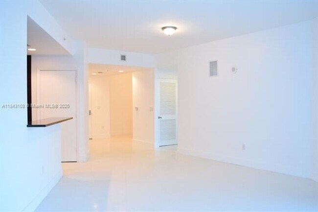 Foto del edificio - 3030 NE 188th St