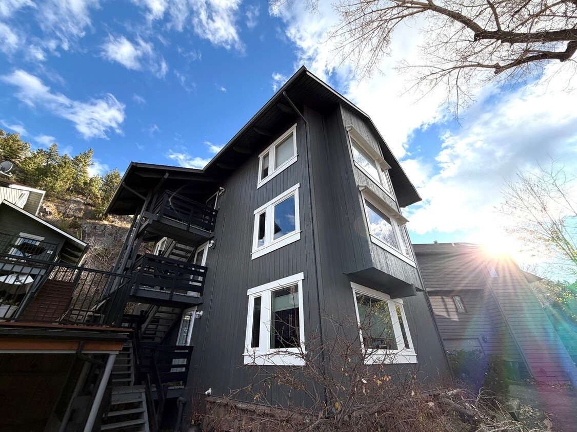 Primary Photo - Stunning 2 Bed 1 Bath Condo Close to Downt...