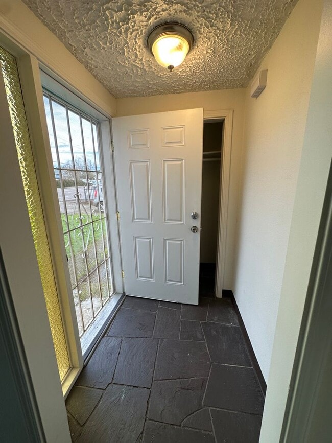 Building Photo - 3 BEDROOM 1 BATH APARTMENT LOCATED IN NORT...