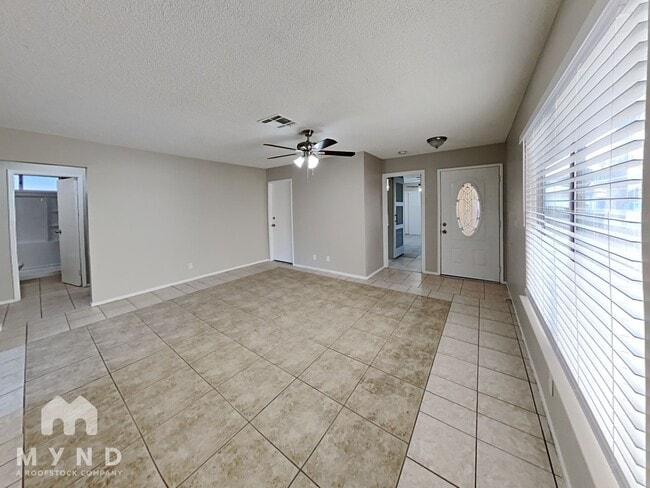 Foto del edificio - 1368 S Christy Ln