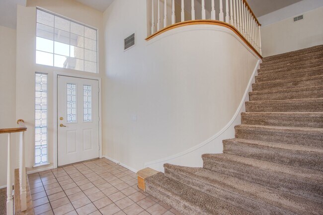 Foto del edificio - Beautiful 3Bed/3Bath cul-de-sac home located  in The Lakes Community with a sparkling pool and spa!