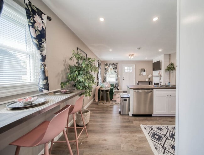 Building Photo - 1402 Iowa St