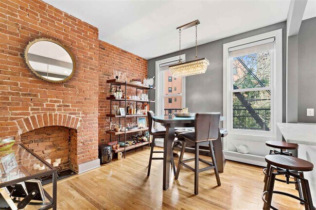 Building Photo - 1010 Willow Ave