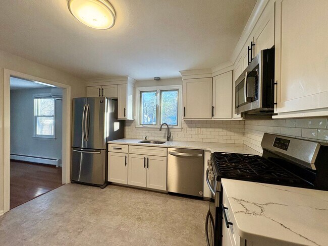 Foto del edificio - Available Now | 3 Bed, 1.5 Bath Single-Family Home in Westford, MA | Updated Kitchen, Finished Ba...