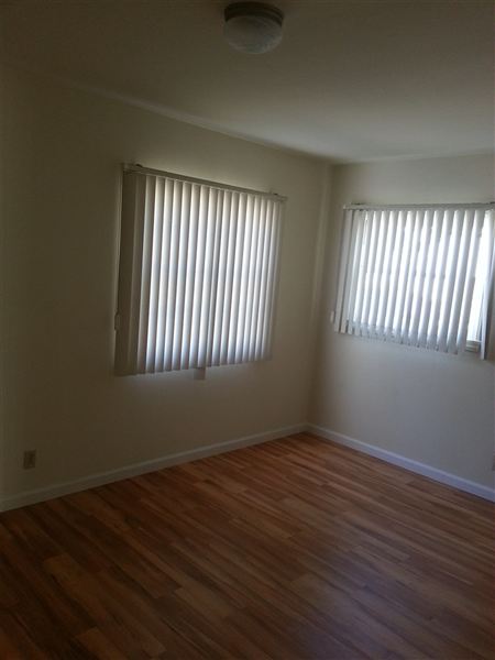 Building Photo - 927 W Glenoaks Blvd