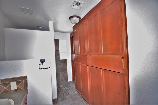 Building Photo - Beautiful 3 Bed/2Bath Townhouse Home off of Roadrunner Pkwy