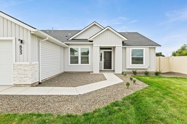 Building Photo - 653 S Blackfoot