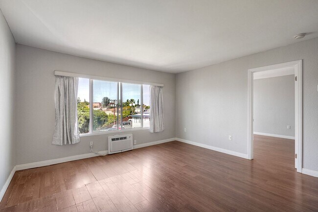 Foto del edificio - Modern Top Floor Condo in Gated Community Near SDSU