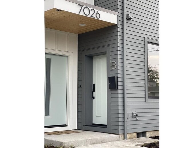 Photo - Elegant Townhome with modern architectural design Located in the Brentwood Neighborhood