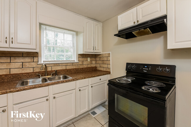 Building Photo - 1810 Oakmont Dr NW