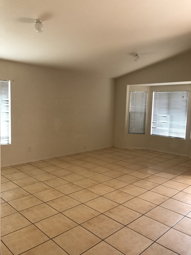 Foto del edificio - 3 BDR 2 Bath in Chaparral Village neighbor...