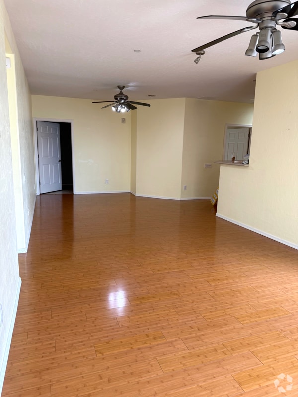 Building Photo - 6868 Sky Pointe Dr
