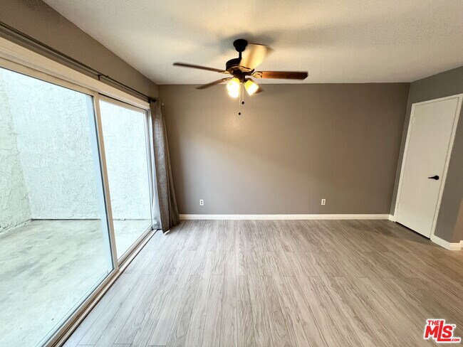 Foto del edificio - 19231 Sherman Way