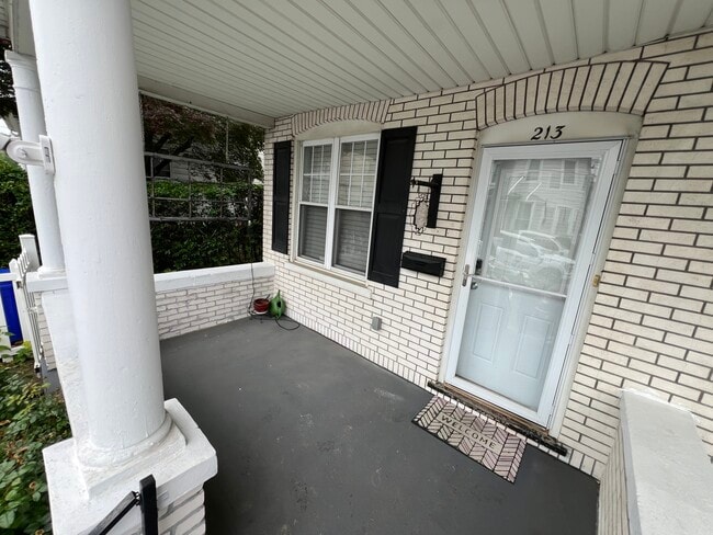 Building Photo - 213 6th St