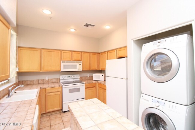 Foto del edificio - 1445 E Broadway Rd