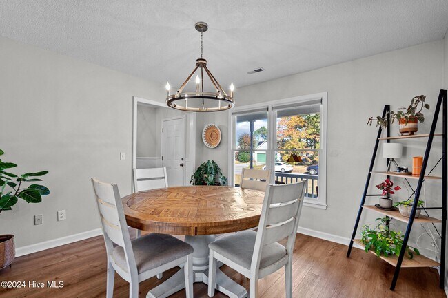 Foto del edificio - 7312 Quail Woods Rd