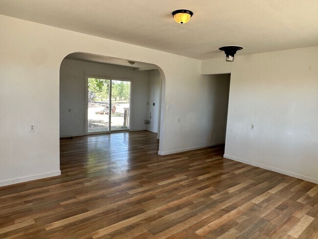 Building Photo - Country House! New Interior Paint!