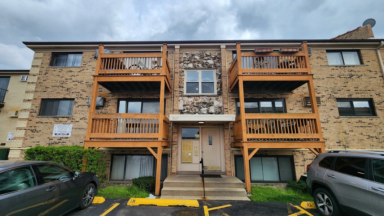 Primary Photo - 5117 N East River Rd