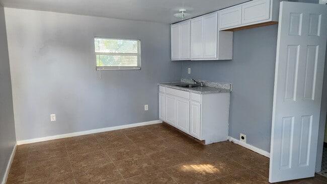 Building Photo - 2252 Maple Ave