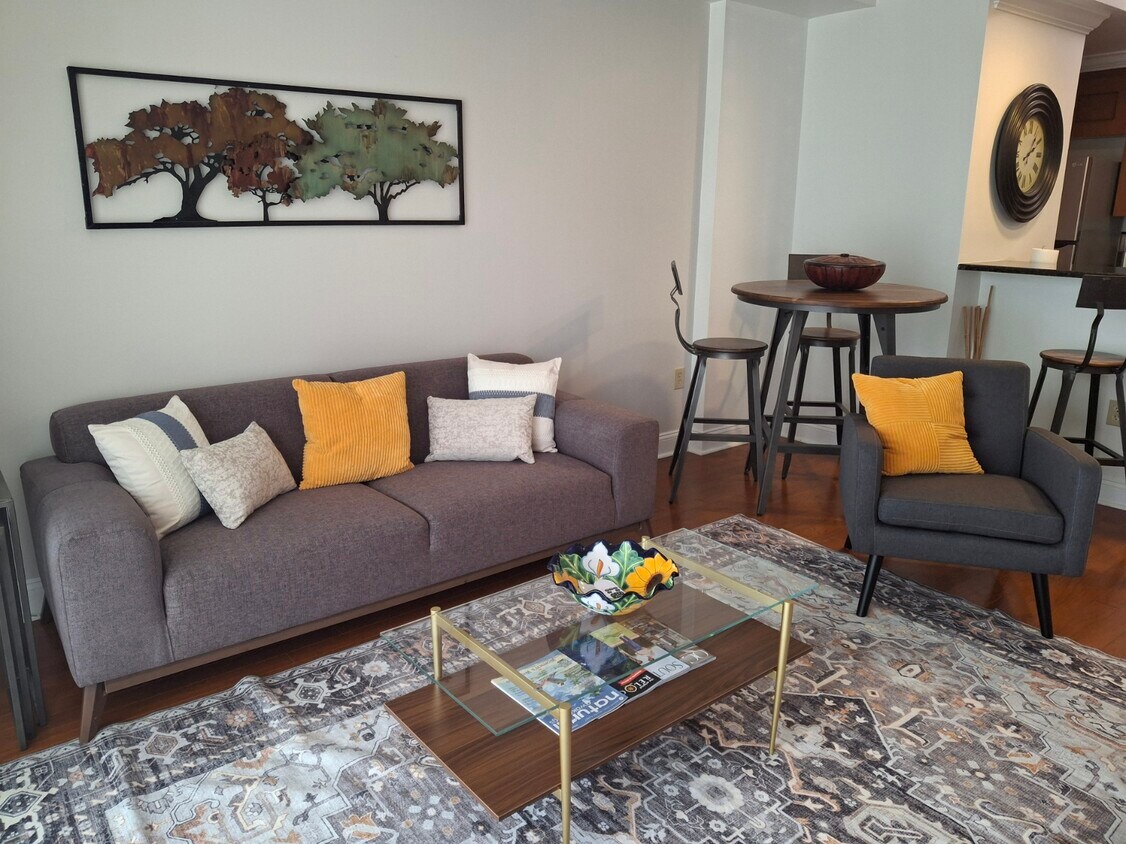 Foto principal - 300 W 5th St