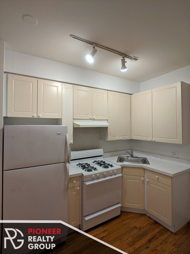 Building Photo - 917 W Dakin St